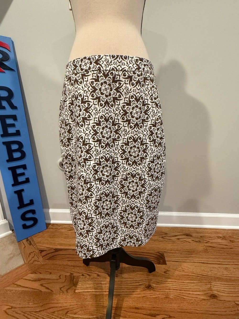 GORGEOUS Chadwick’s Women's Brown and White Printed Pencil Skirt